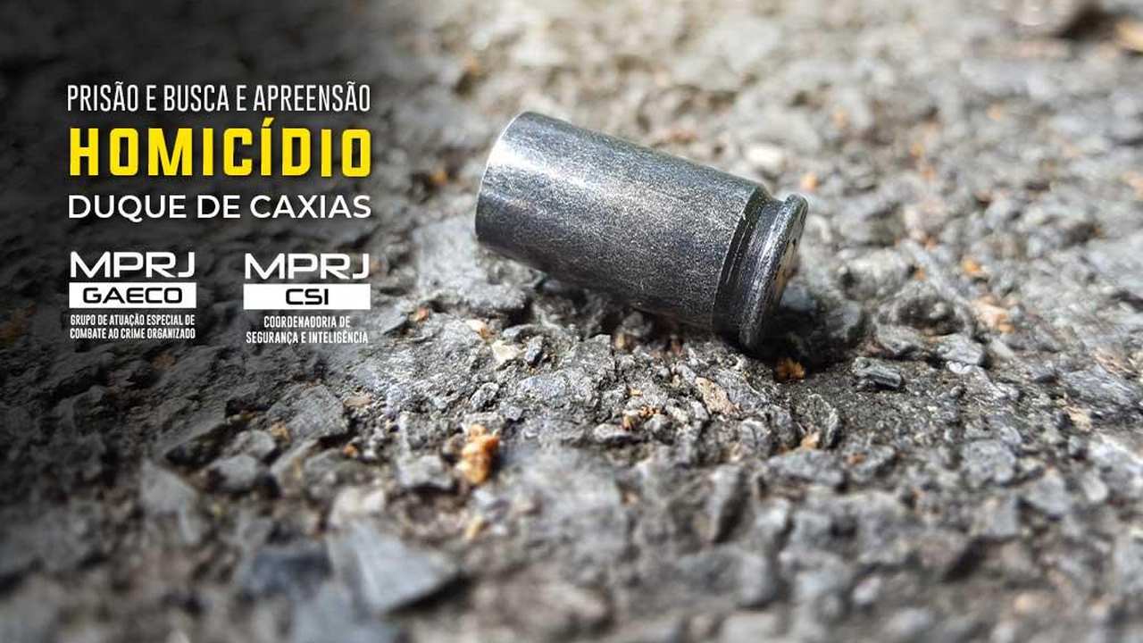 Bala de arma em cenário de investigação policial, com o texto 'Homicídio' e logos do MPRJ e GAECO.