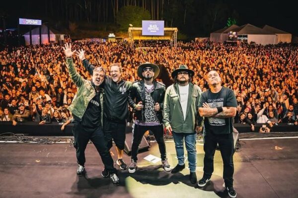 Banda Detonautas Roque Clube se apresenta em show para grande público.