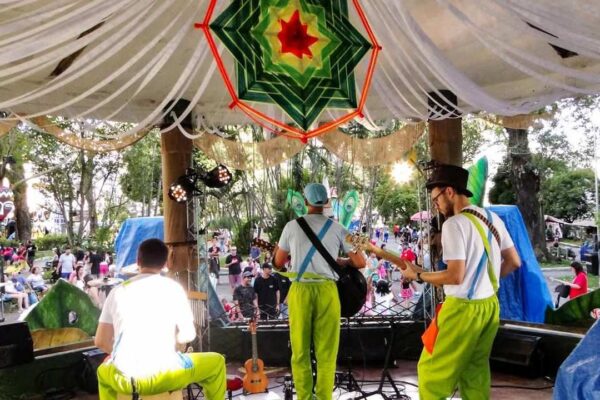 Banda se apresenta no Palco Alternativo do Carnaval de Nova Friburgo, com temática Alquimia Tropical