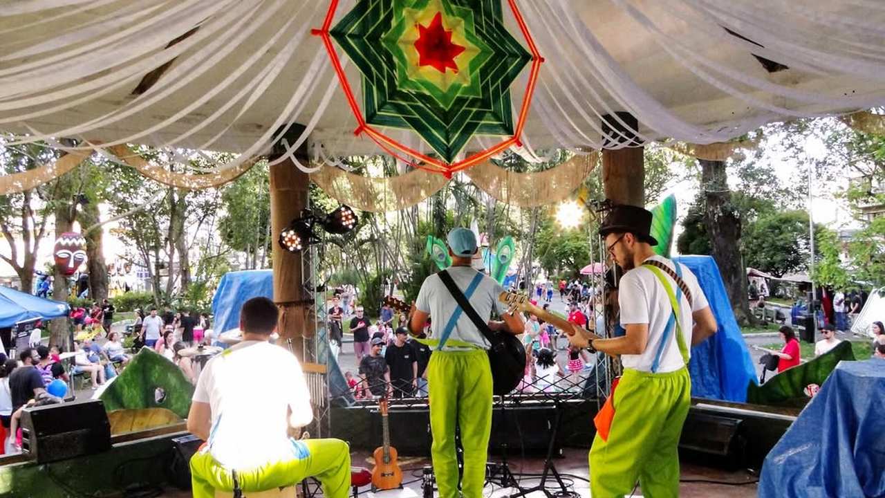 Banda se apresenta no Palco Alternativo do Carnaval de Nova Friburgo, com temática Alquimia Tropical