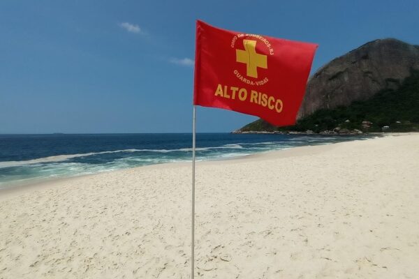 Bandeira vermelha de 'Alto Risco' em praia de Itaipuaçu, Maricá-RJ