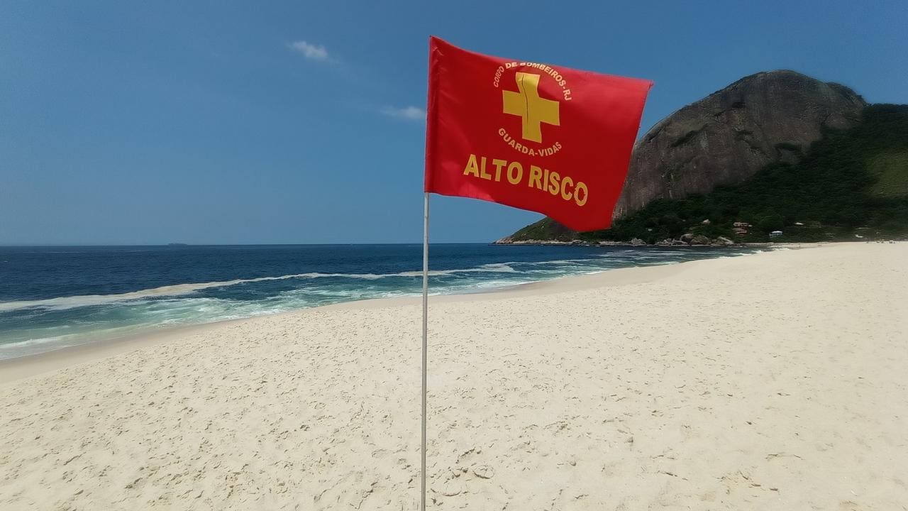 Bandeira vermelha de 'Alto Risco' em praia de Itaipuaçu, Maricá-RJ