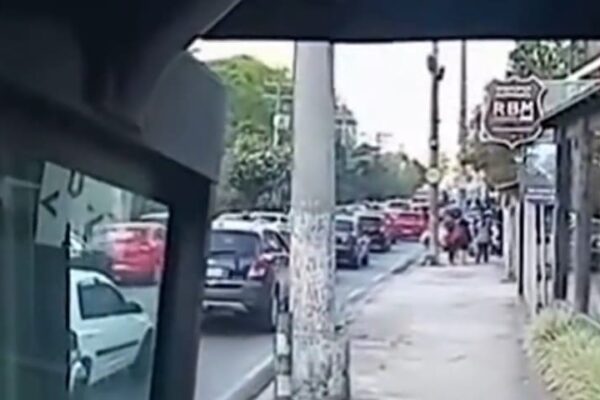 batida entre carro e moto causa congestionamento no Centro de Nova Friburgo