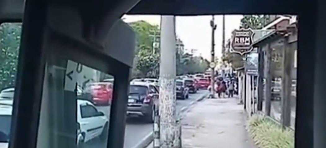 batida entre carro e moto causa congestionamento no Centro de Nova Friburgo