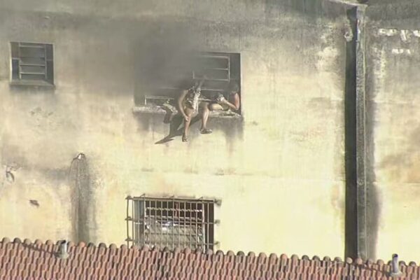 Incêndio em uma fábrica de roupas em Ramos, no Rio de Janeiro, tem momentos de tensão