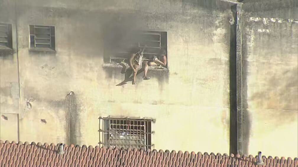 Incêndio em uma fábrica de roupas em Ramos, no Rio de Janeiro, tem momentos de tensão