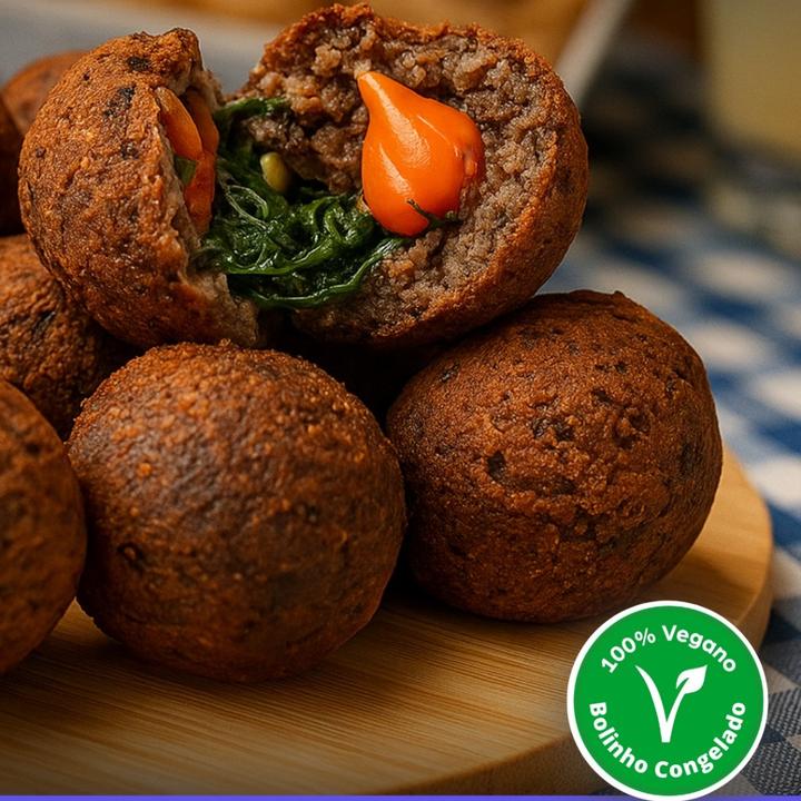Bolinhos veganos fritos, com recheio visível, em feira vegana.
