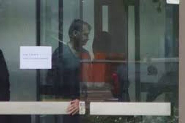 Bolsonaro entrando em um prédio, após STF declarar fim do processo de golpe de estado.