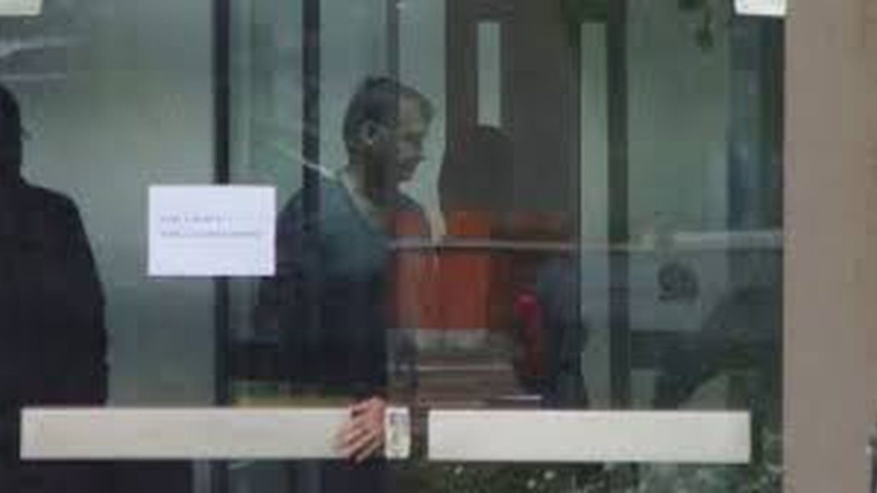 Bolsonaro entrando em um prédio, após STF declarar fim do processo de golpe de estado.