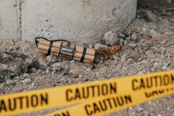 Bomba caseira com fita de cautela em local de construção