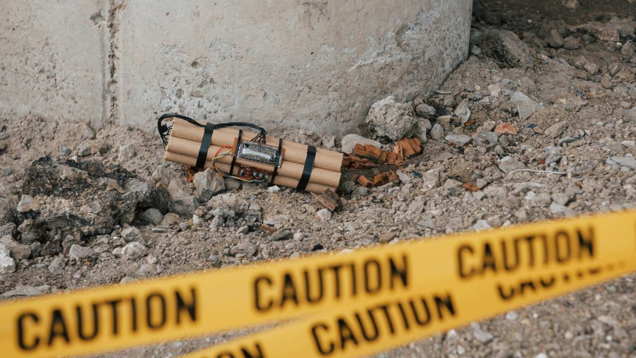 Bomba caseira com fita de cautela em local de construção