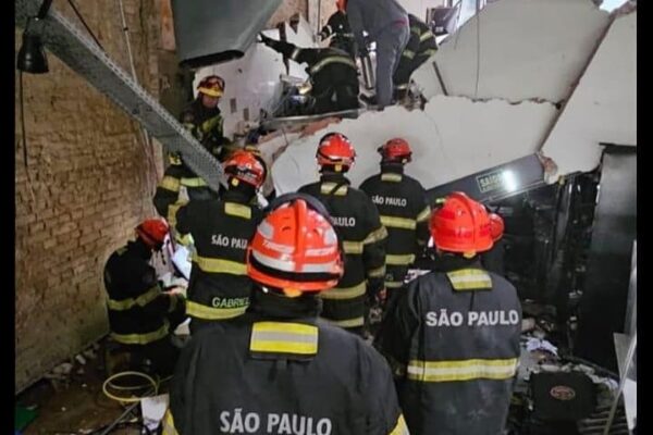 Bombeiros em ação após desabamento de teto de restaurante em São Paulo. Uma pessoa morreu e outras cinco ficaram feridas.
