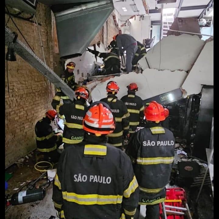 Bombeiros em ação após desabamento de teto de restaurante em São Paulo. Uma pessoa morreu e outras cinco ficaram feridas.