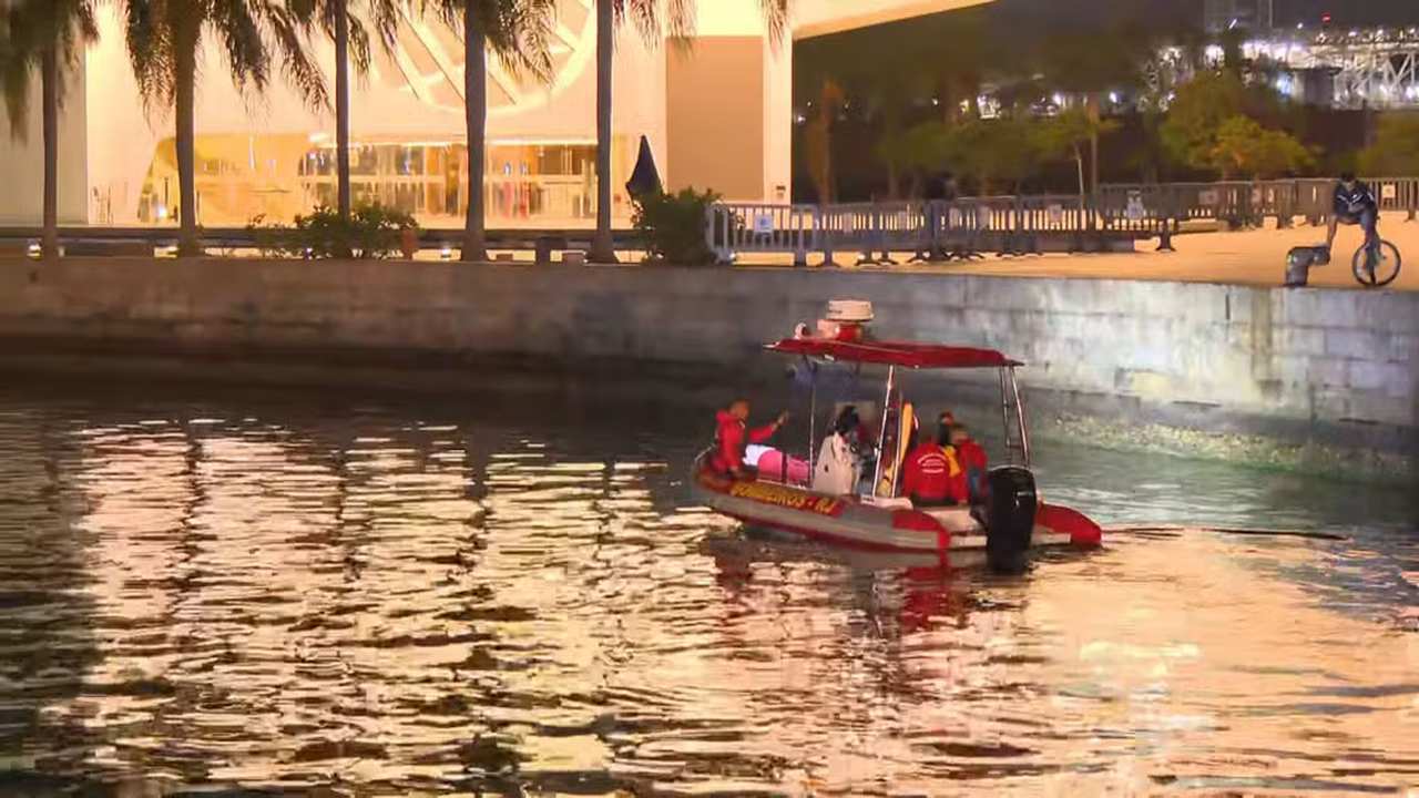 Bombeiros em bote na Baía de Guanabara durante busca noturna.