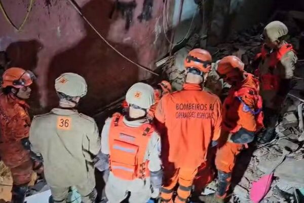 Bombeiros em operação de resgate em escombros após desabamento de casas no Maracanã.