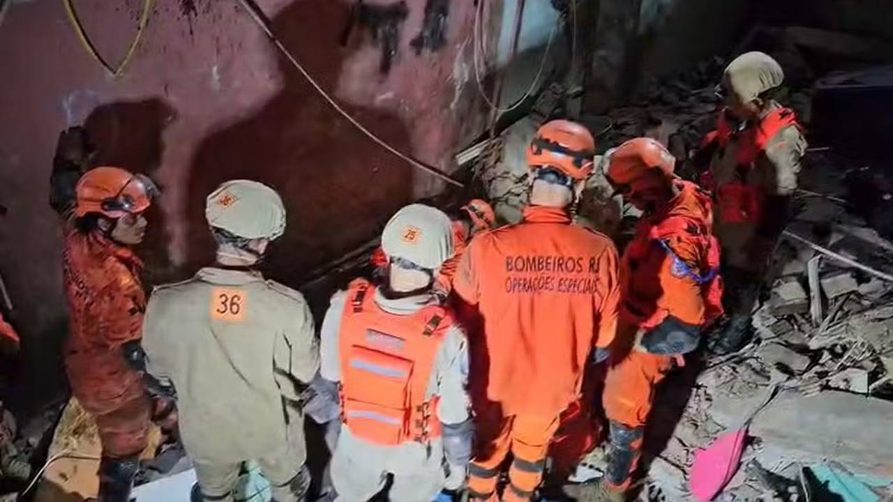 Bombeiros em operação de resgate em escombros após desabamento de casas no Maracanã.