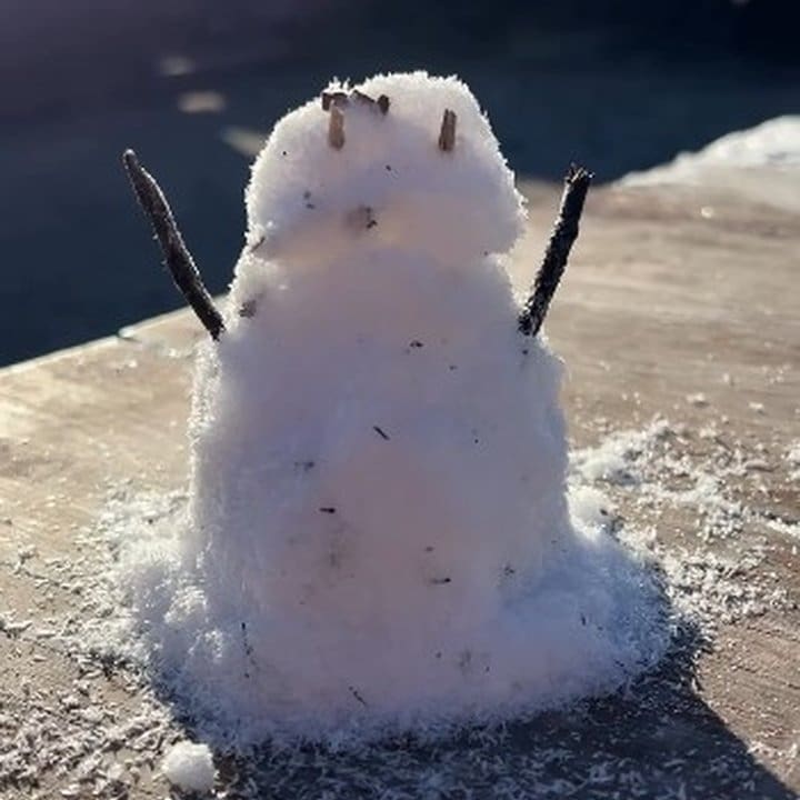 Boneco de neve em meio à geada intensa no Itatiaia