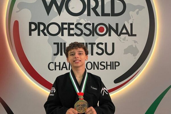 Breno Pittizer, 14 anos, bicampeão mundial de Jiu-Jitsu em Abu Dhabi, posando com a medalha.