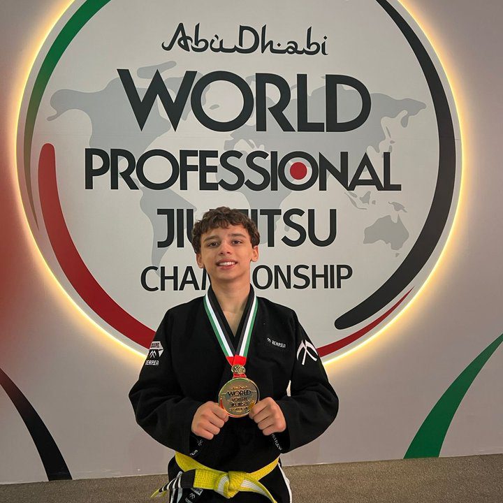 Breno Pittizer, 14 anos, bicampeão mundial de Jiu-Jitsu em Abu Dhabi, posando com a medalha.