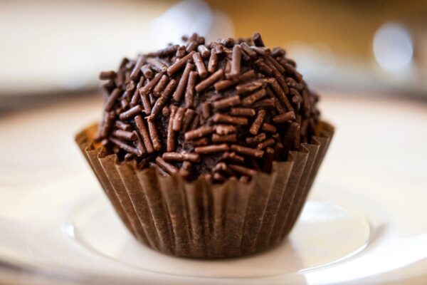 Brigadeiro em copinho, doce brasileiro tradicional, coberto com granulado de chocolate.