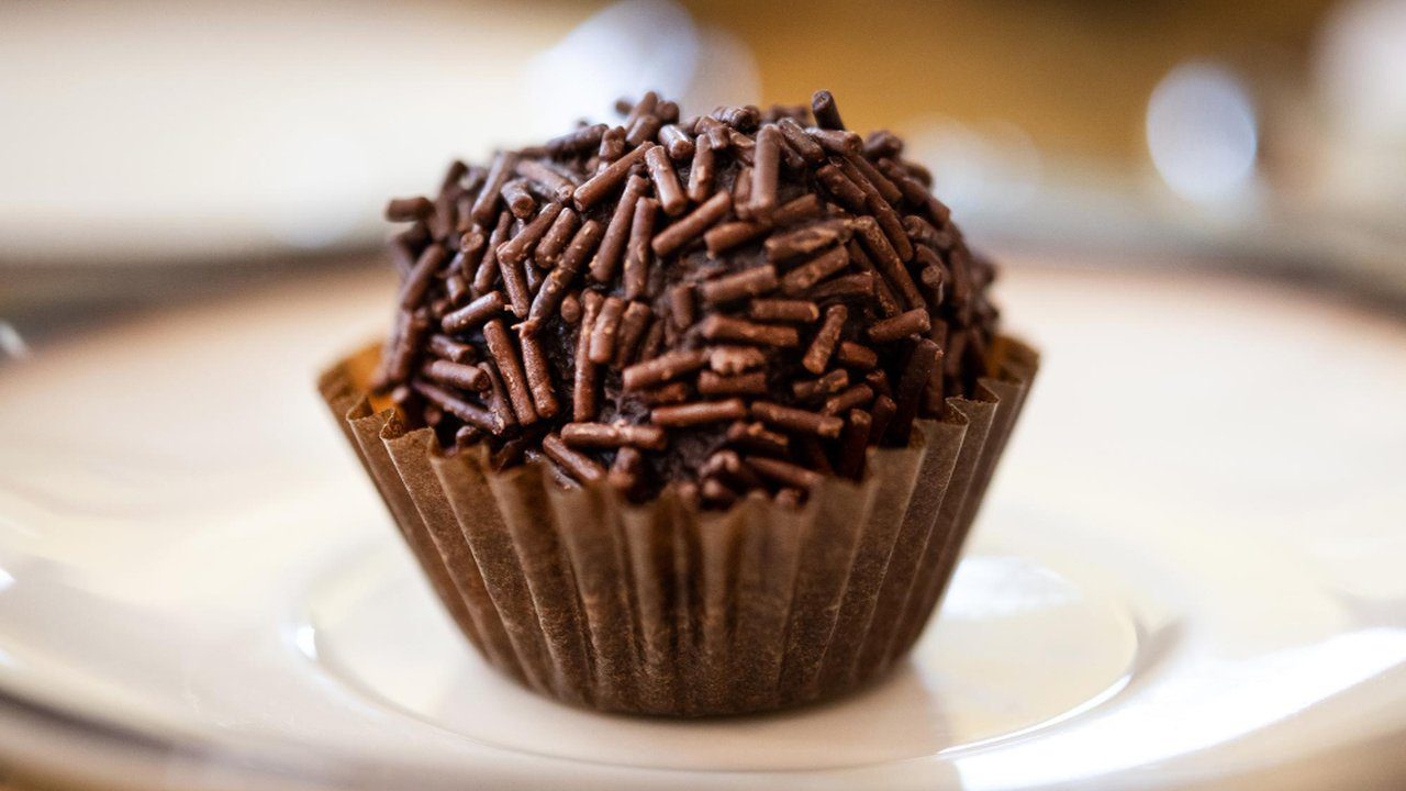 Brigadeiro em copinho, doce brasileiro tradicional, coberto com granulado de chocolate.