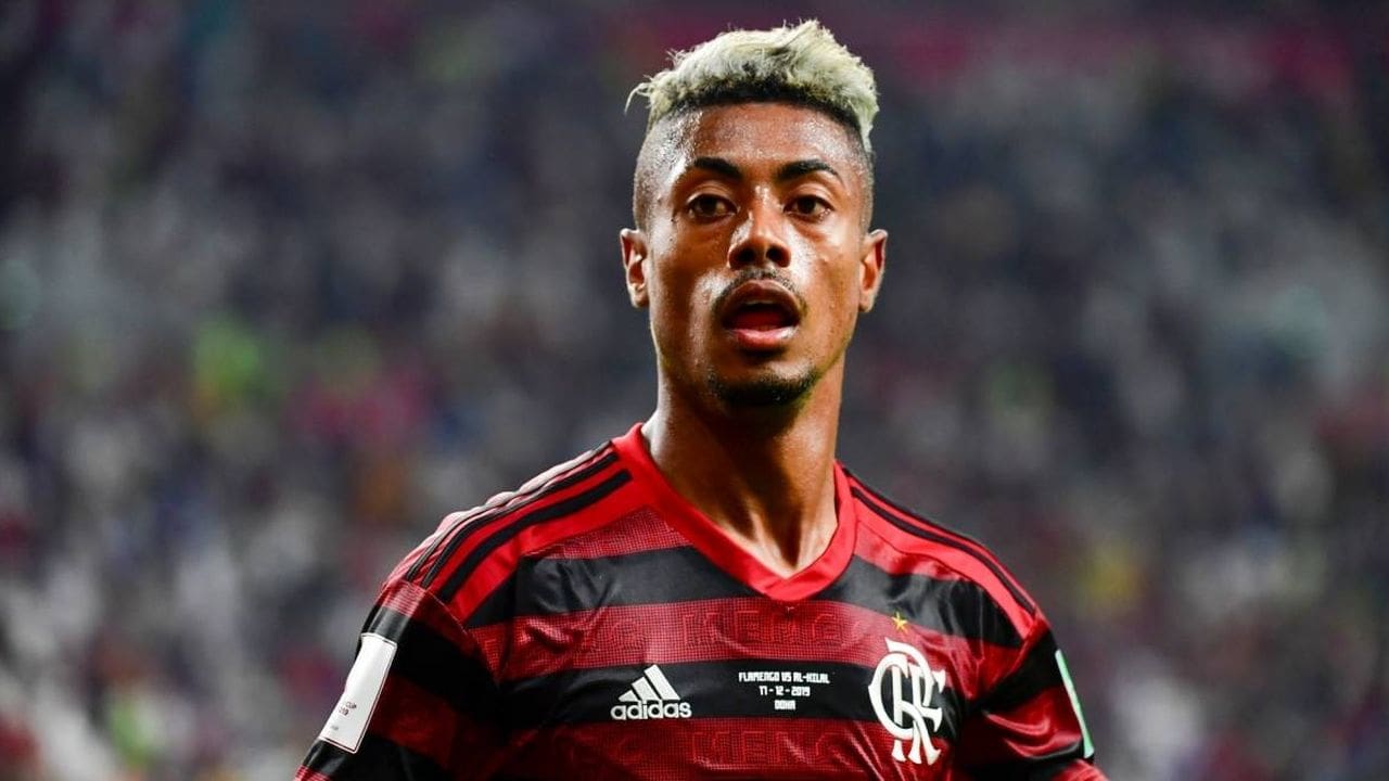 Bruno Henrique, jogador de futebol do Flamengo, em campo.