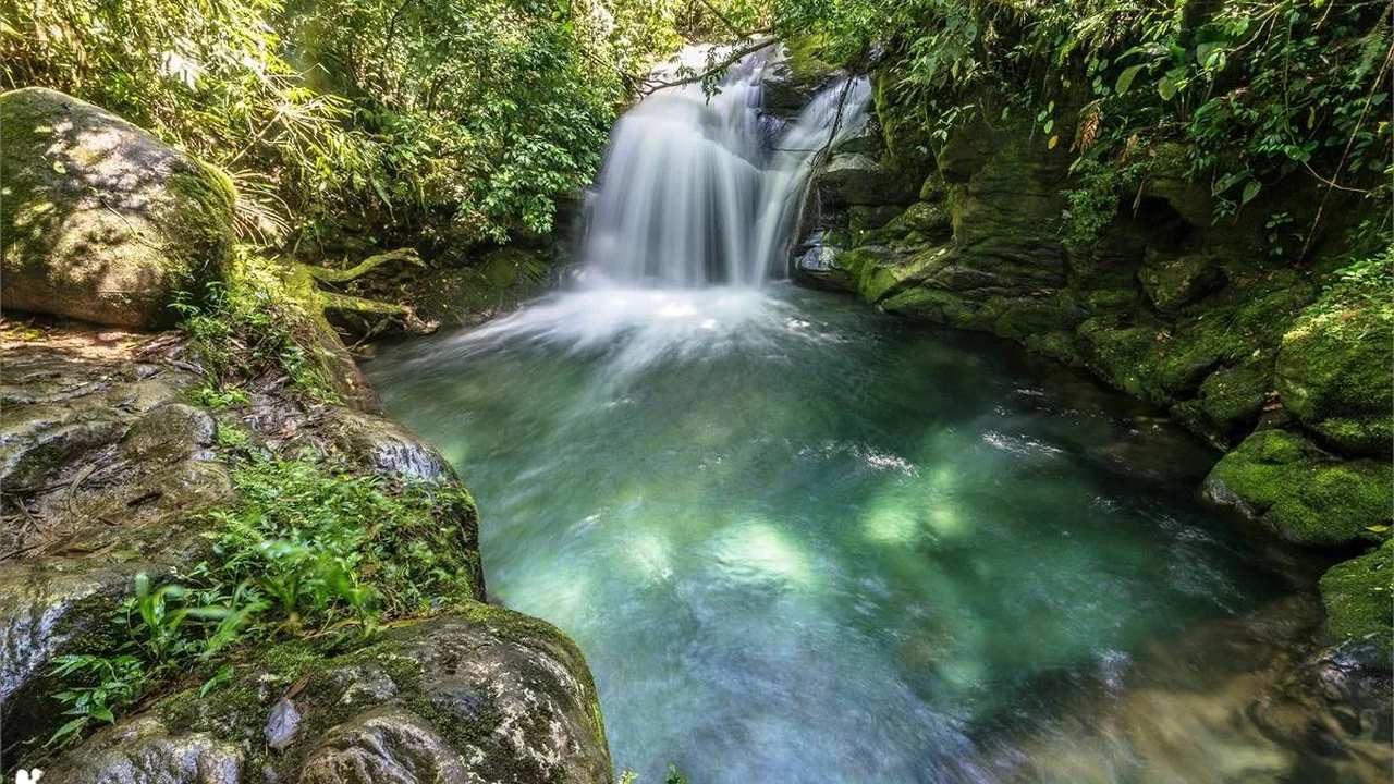Cachoeira na Serrinha do Alambari, com água cristalina e vegetação exuberante.