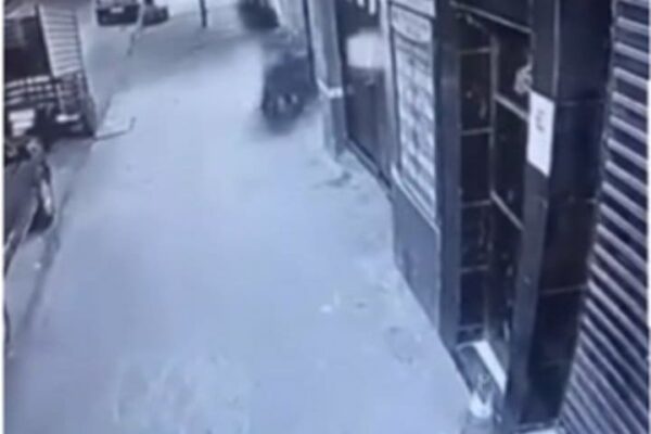 Câmera de segurança registra acidente de moto em Nova Friburgo.