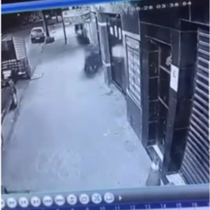 Câmera de segurança registra acidente de moto em Nova Friburgo.