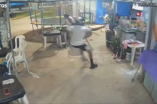 Câmera de segurança registra tiroteio com criminosos e moradores em pânico.