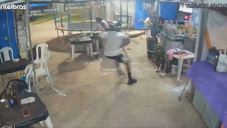 Câmera de segurança registra tiroteio com criminosos e moradores em pânico.