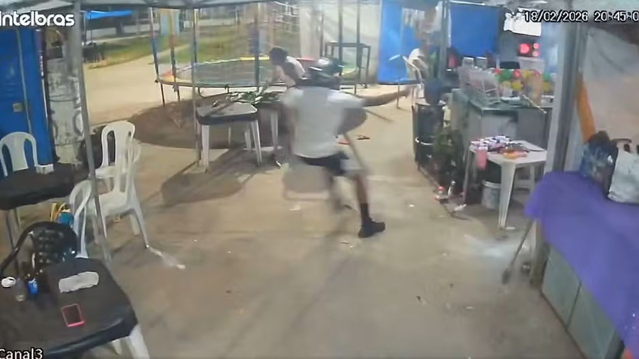 Câmera de segurança registra tiroteio com criminosos e moradores em pânico.