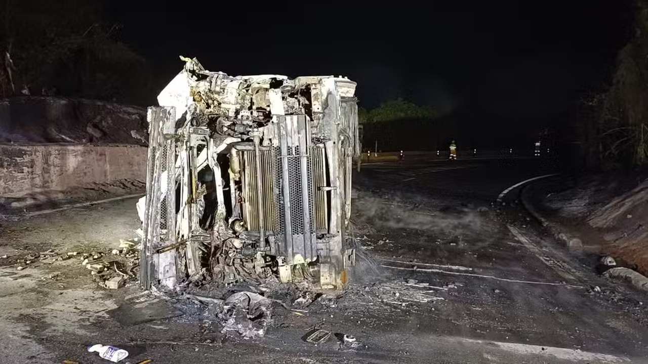 Caminhão em chamas após tombar na Serra das Araras.