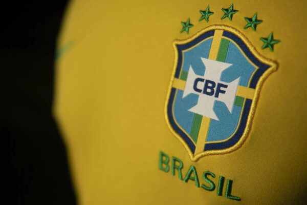 Camisa da Seleção Brasileira de Futebol com o escudo da CBF.