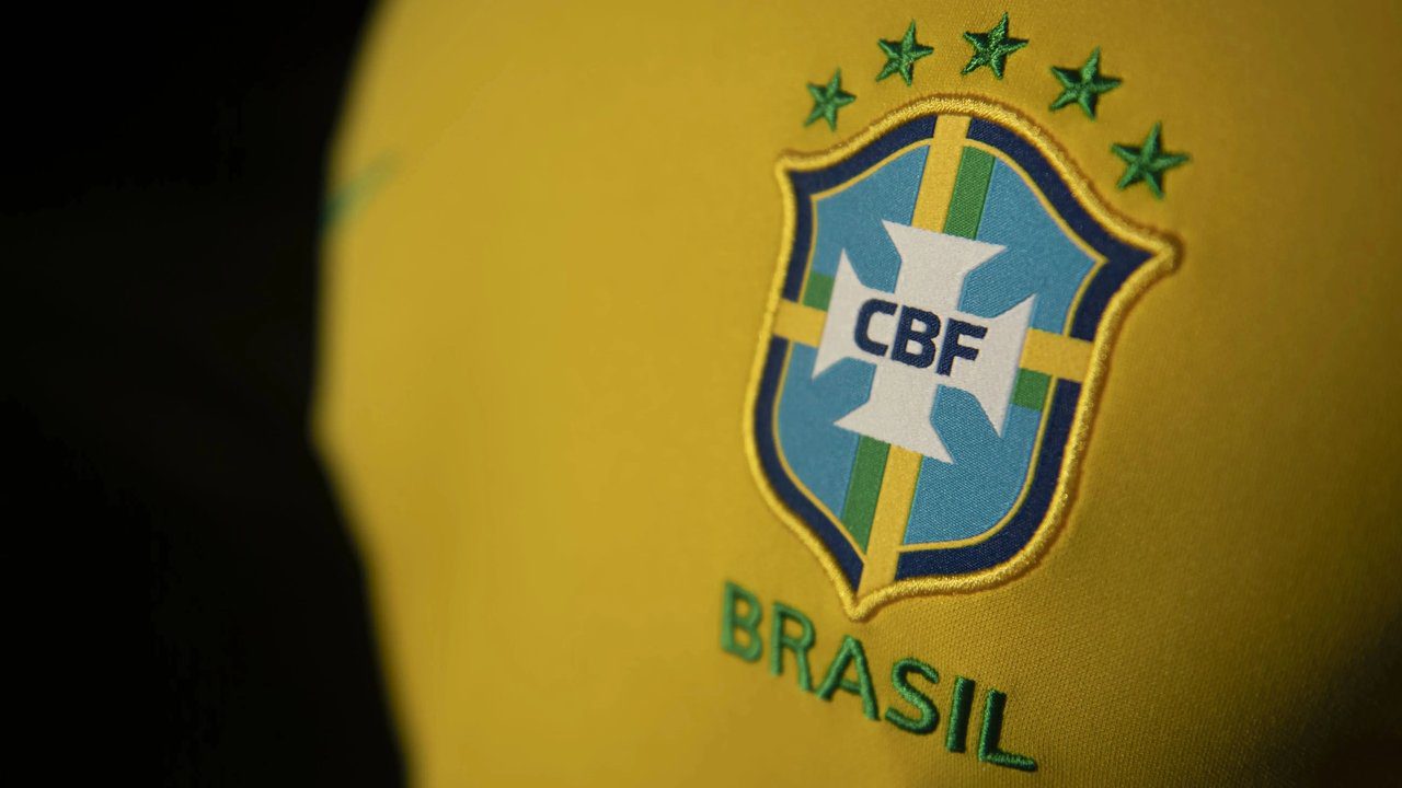 Camisa da Seleção Brasileira de Futebol com o escudo da CBF.