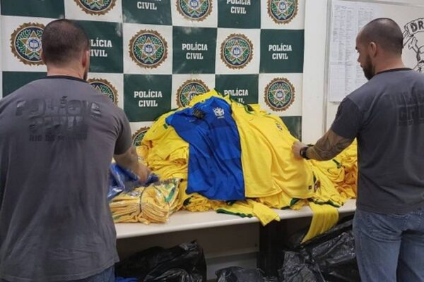 Camisas da Seleção Brasileira apreendidas em operação policial no Maracanã.