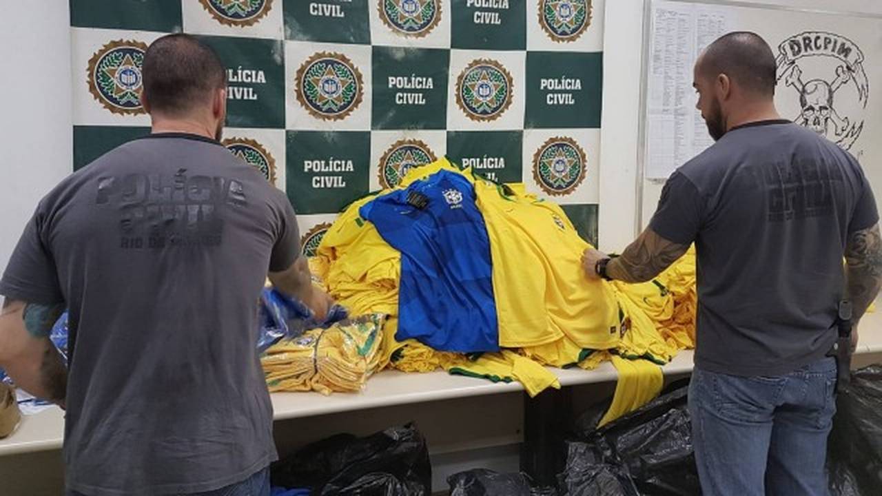 Camisas da Seleção Brasileira apreendidas em operação policial no Maracanã.
