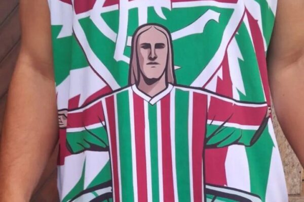 Camiseta tricolor com imagem de Cristo Redentor e símbolo do Fluminense