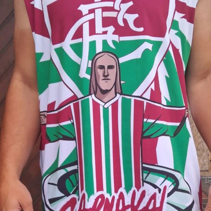 Camiseta tricolor com imagem de Cristo Redentor e símbolo do Fluminense