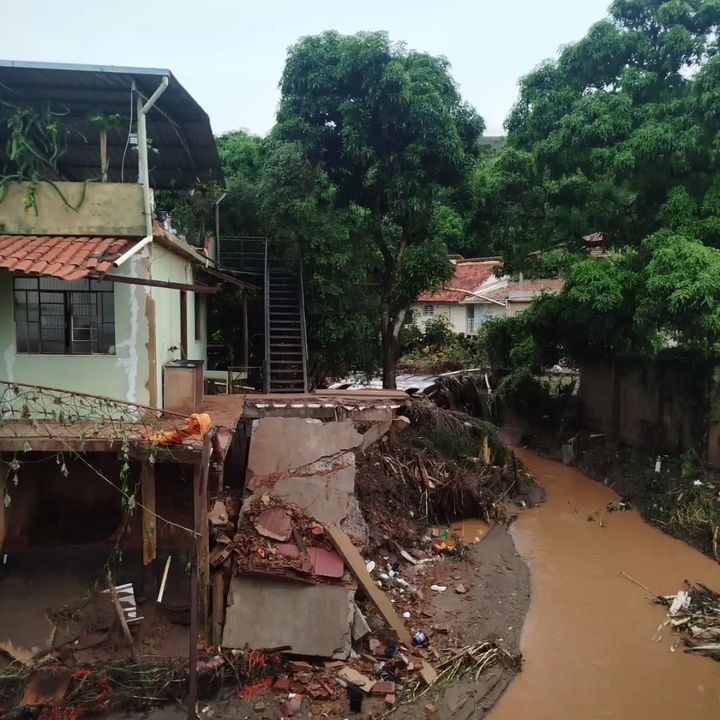 Cantagalo após fortes chuvas: casa danificada e rua inundada.