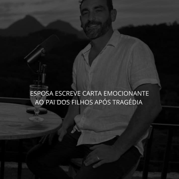 Carlinhos Uruguai, em uma foto em preto e branco, sentado em uma mesa, olhando para a câmera, com um microfone na frente dele.