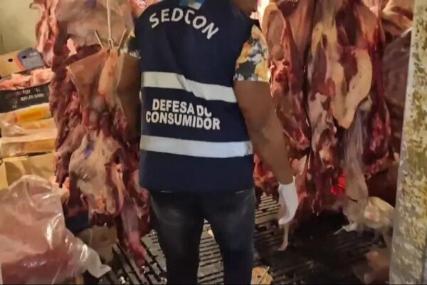 Carnes estragadas apreendidas em estabelecimento no Rio de Janeiro