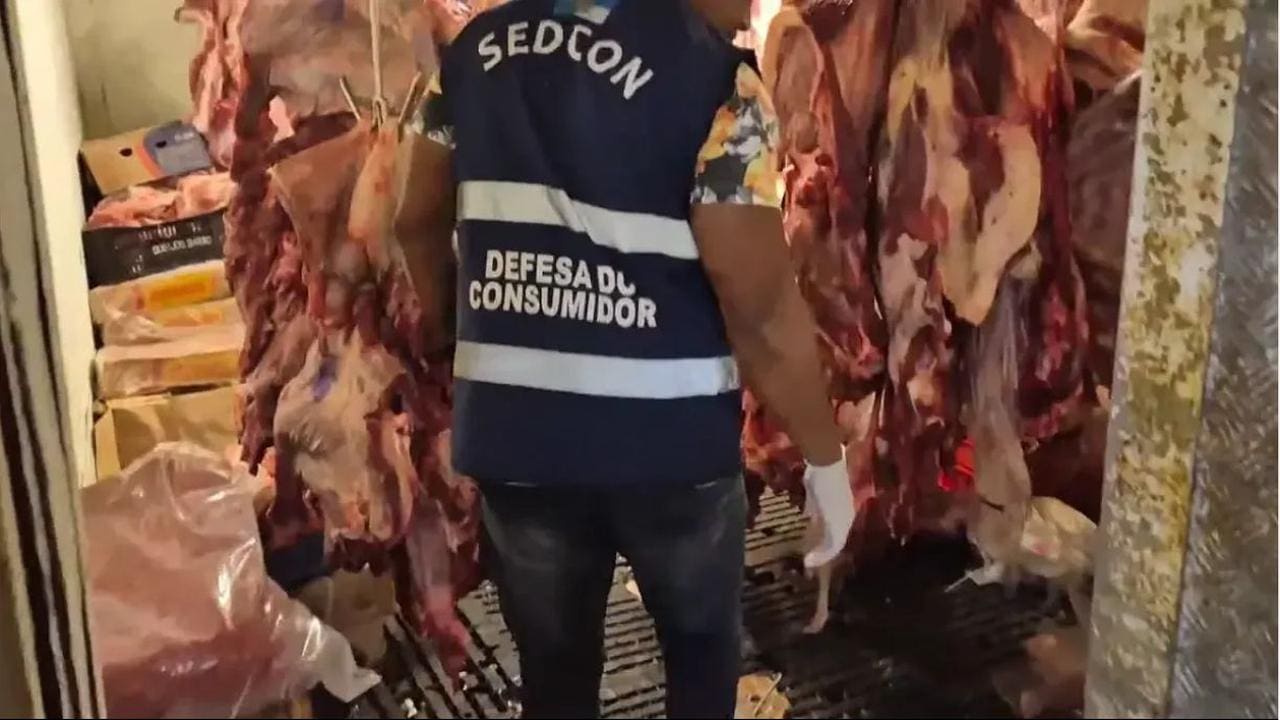 Carnes estragadas apreendidas em estabelecimento no Rio de Janeiro