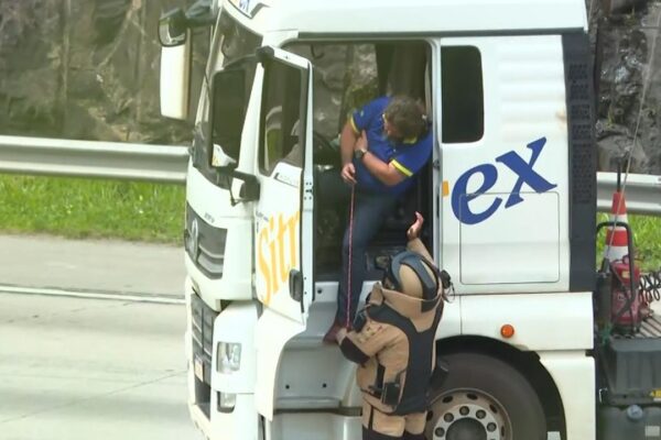 Carreta com explosivos no Rodoanel. Motorista desmaiado após ação do GATE.