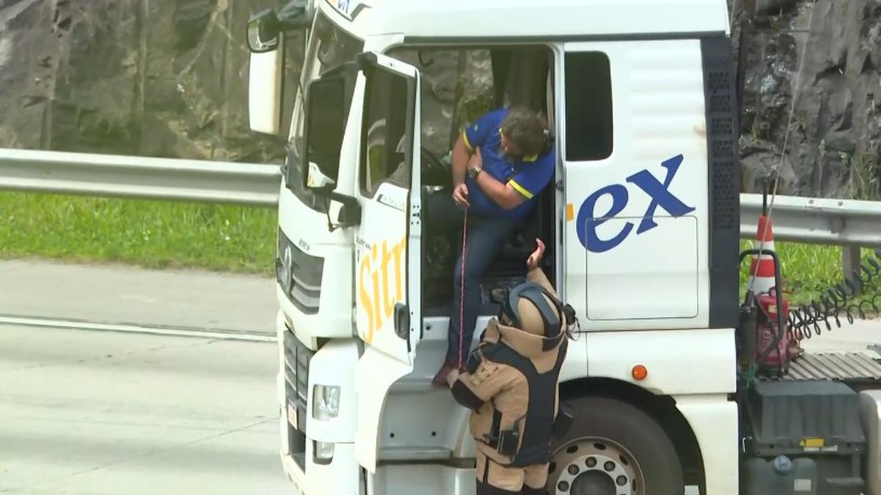 Carreta com explosivos no Rodoanel. Motorista desmaiado após ação do GATE.