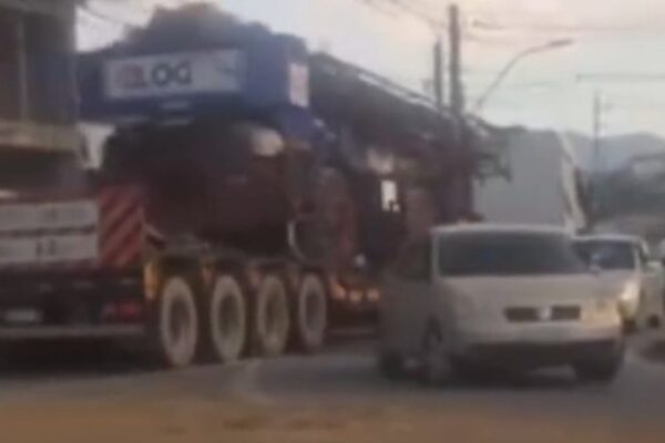 Carreta grande trafegando pela contramão em Nova Friburgo, causando confusão no trânsito.