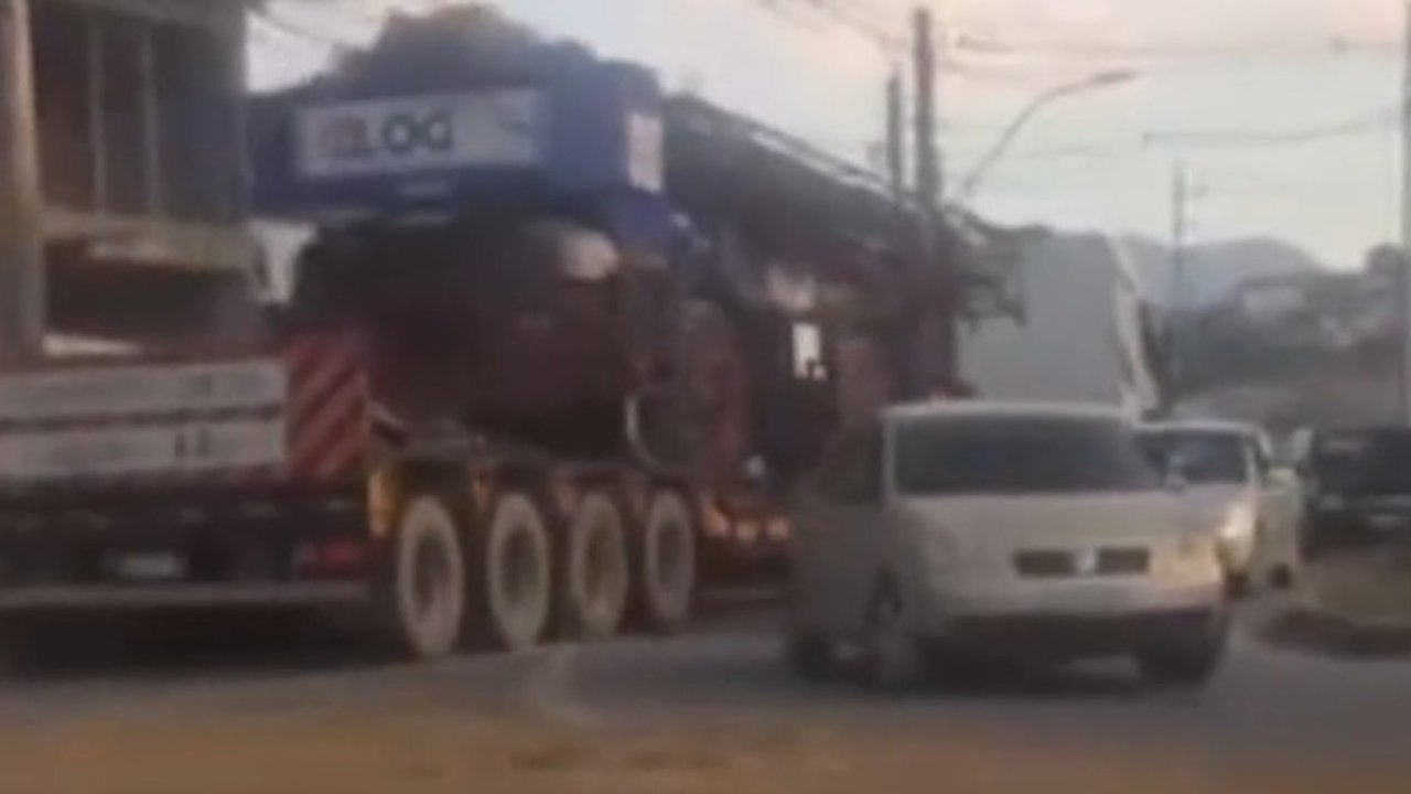 Carreta grande trafegando pela contramão em Nova Friburgo, causando confusão no trânsito.
