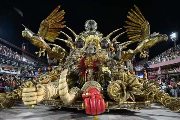 Carro alegórico da escola de samba União de Maricá, campeã da Série Ouro 2026.