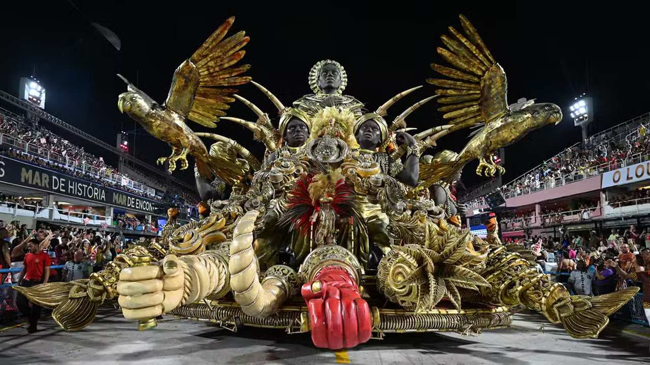 Carro alegórico da escola de samba União de Maricá, campeã da Série Ouro 2026.