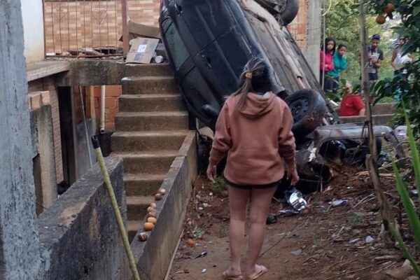 Carro capota após descer morro em Nova Friburgo, atingindo casa.
